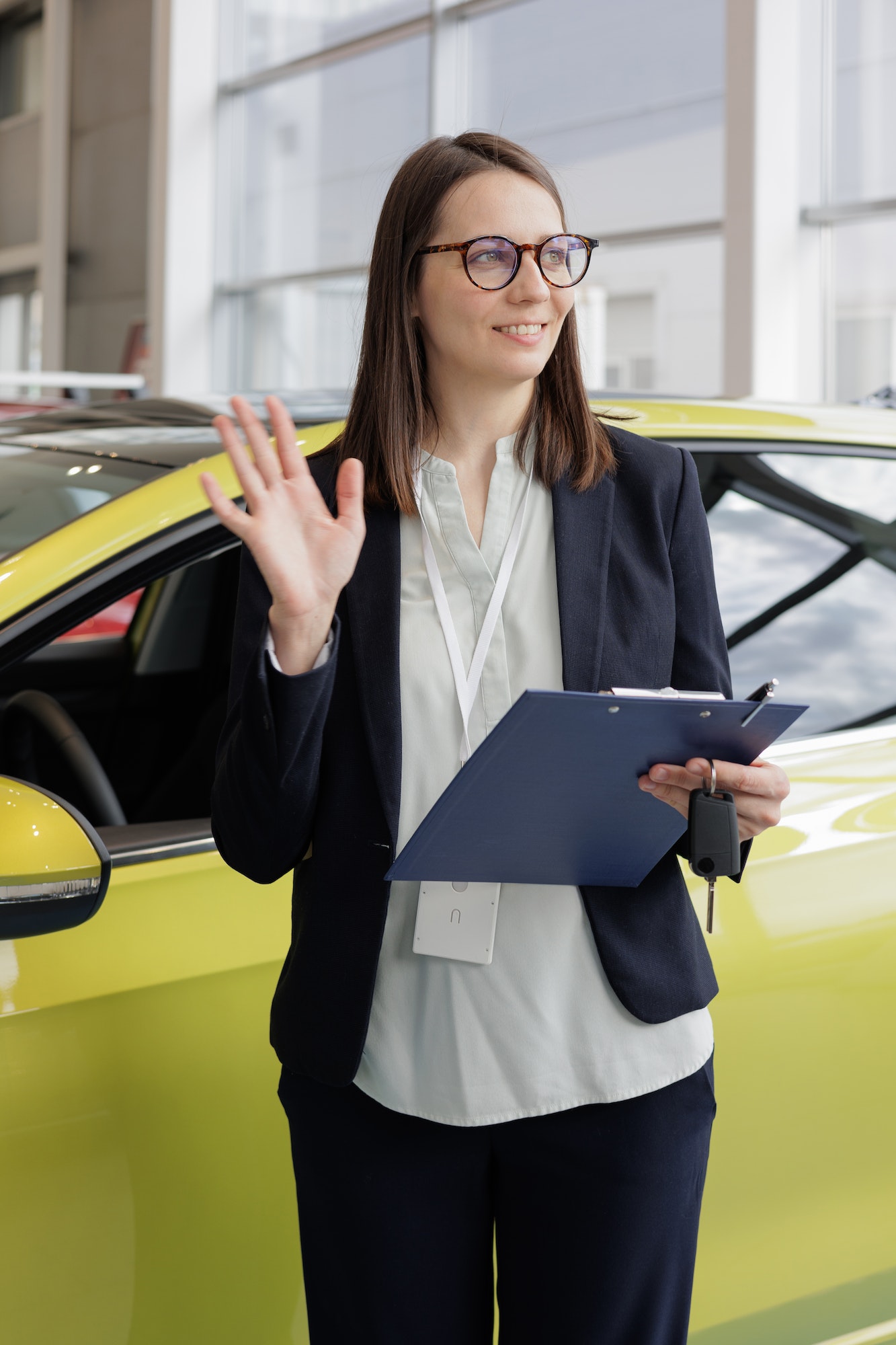 Anasayfa 4 woman sells a car at a car dealership and hands over the keys to the buyer nice woman car sales 1